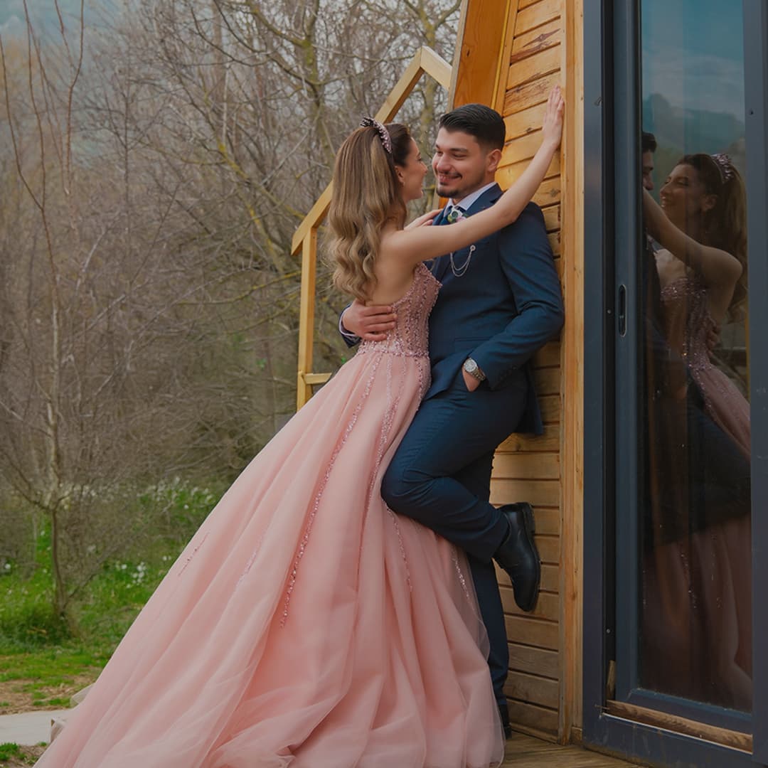 Stüdyo Zorbey Instagram paylaşımı — ahşap kulübe önünde çift fotoğrafı